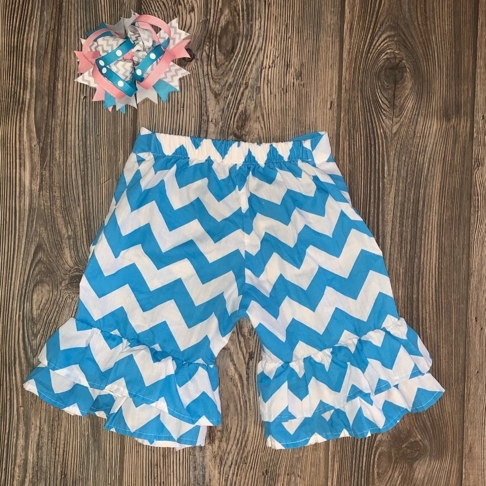 Chevron Ruffle Bottom Shorts - Picture 2 of 2